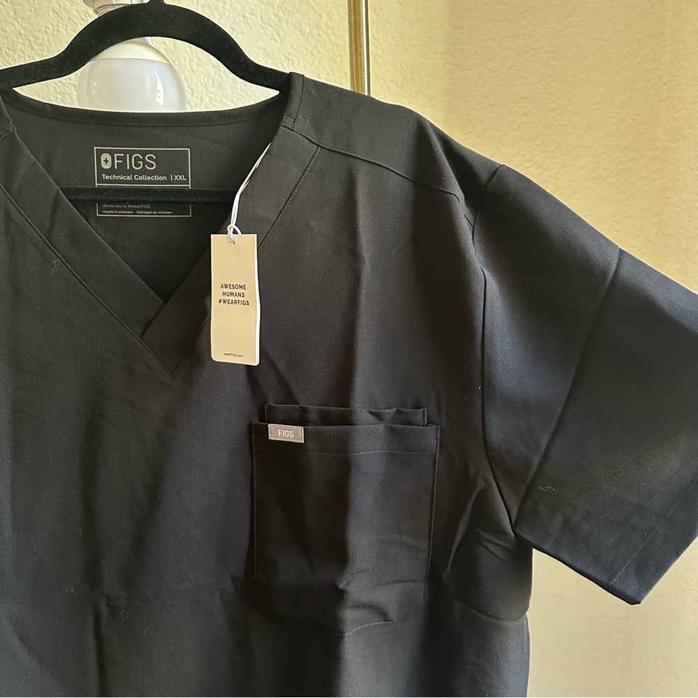 FIGS Leon Men’s Black Scrub Top BNWT - Picture 3 of 7